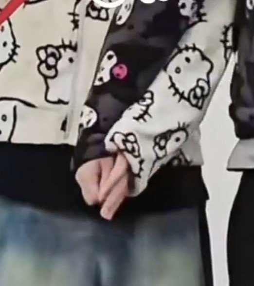 haengbokhanki's tweet photo. its a natural response to hold hands together 😭 https://t.co/yMzMZcx6zH
