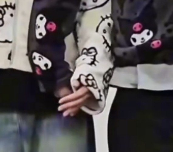 haengbokhanki's tweet photo. its a natural response to hold hands together 😭 https://t.co/yMzMZcx6zH