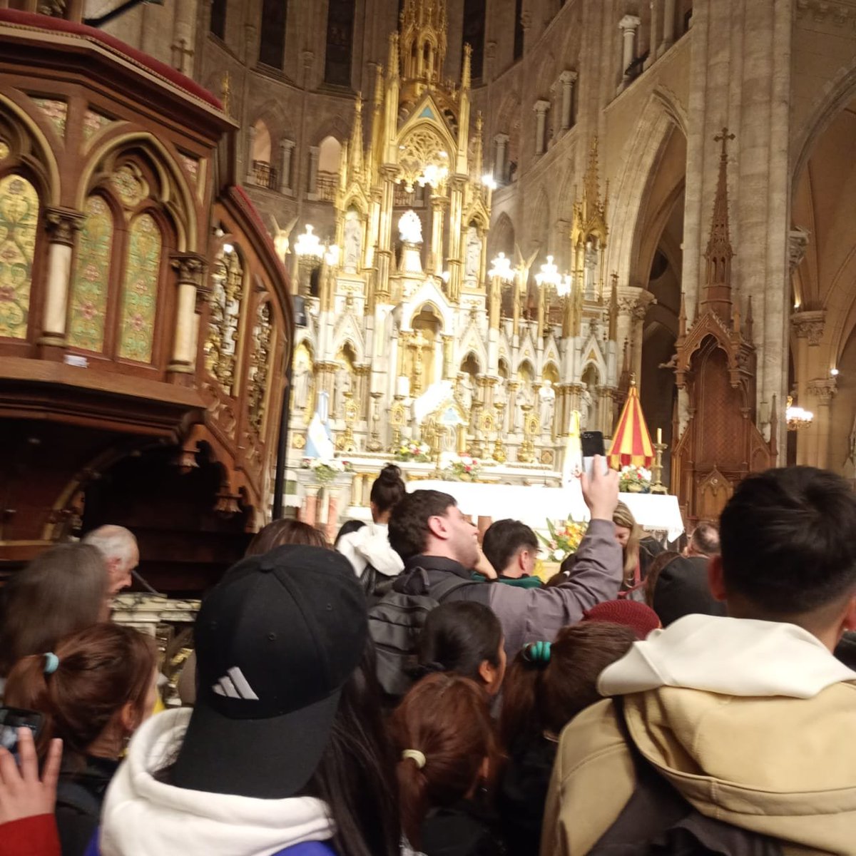 Monicasautu's tweet photo. Llegaron a medianoche y regresaron a las 5 y media de la mañana por la cantidad de gente.Tardaron mucho para entrar a la basílica.Mi hermano y su mujer pudieron caminar 60 kms como todos los años.Yo los monitoreaba por wp.¡Gracias,querido hermano por tu sacrificio!♥️ https://t.co/pNgggI5t1J