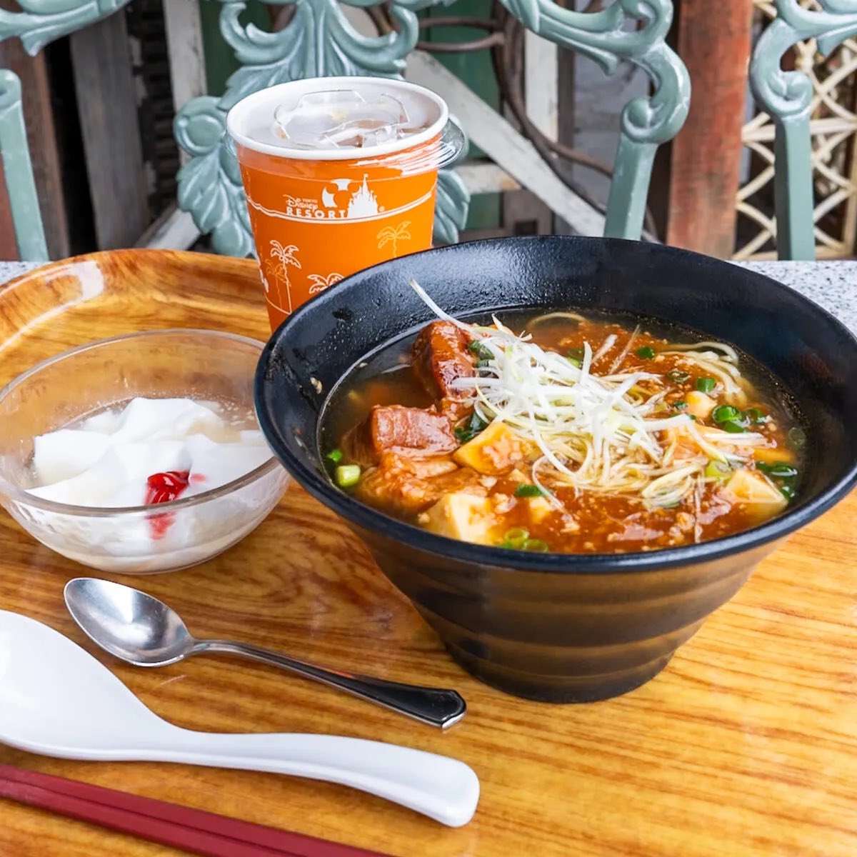 MezzoMikiD's tweet photo. ”豚角煮とマーボー豆腐のあんかけ麺”！
東京ディズニーランド
「チャイナボイジャー」10月から登場
ボイジャーセット提供中☆
 https://t.co/6F2LZibNIV https://t.co/JNQyj3NXcZ