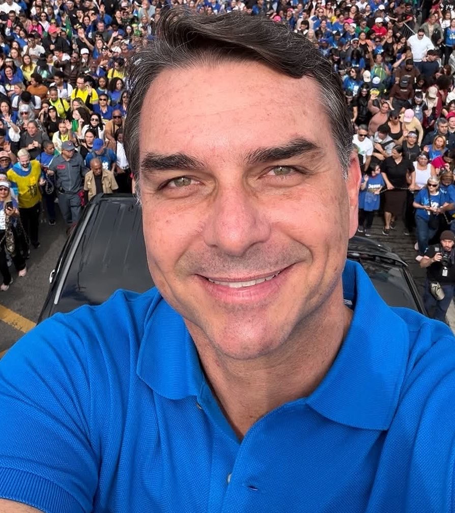 PortalBabados's tweet photo. 🚨Anitta em nova publicação após a vitória de Flávio Bolsonaro: “Tá feliz, pobre de Direita, que de segunda até domingo você vai trabalhar? Porque votou em um candidato que é contra você ter 2 dias de folga.” https://t.co/r2ahDCiH2I