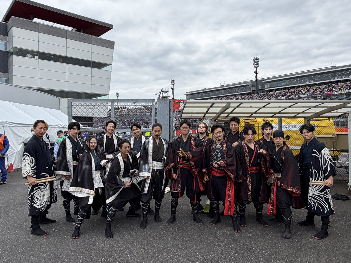 nicchannicchan's tweet photo. #MotoGP
かつて刀を交えた戦友のみなさんと、また今回あたらしくできた仲間の皆さんと
新しい世界で殺陣をする事ができて、本当に貴重な経験でした。
爆音の排気音に感動。ご縁に感謝です。ありがとうございました！
28分20秒頃から少し映ってます！
https://t.co/cdqvkxsHeg

#刀屋壱
#JapaneseGP🇯🇵 https://t.co/gDNGN7jygd
