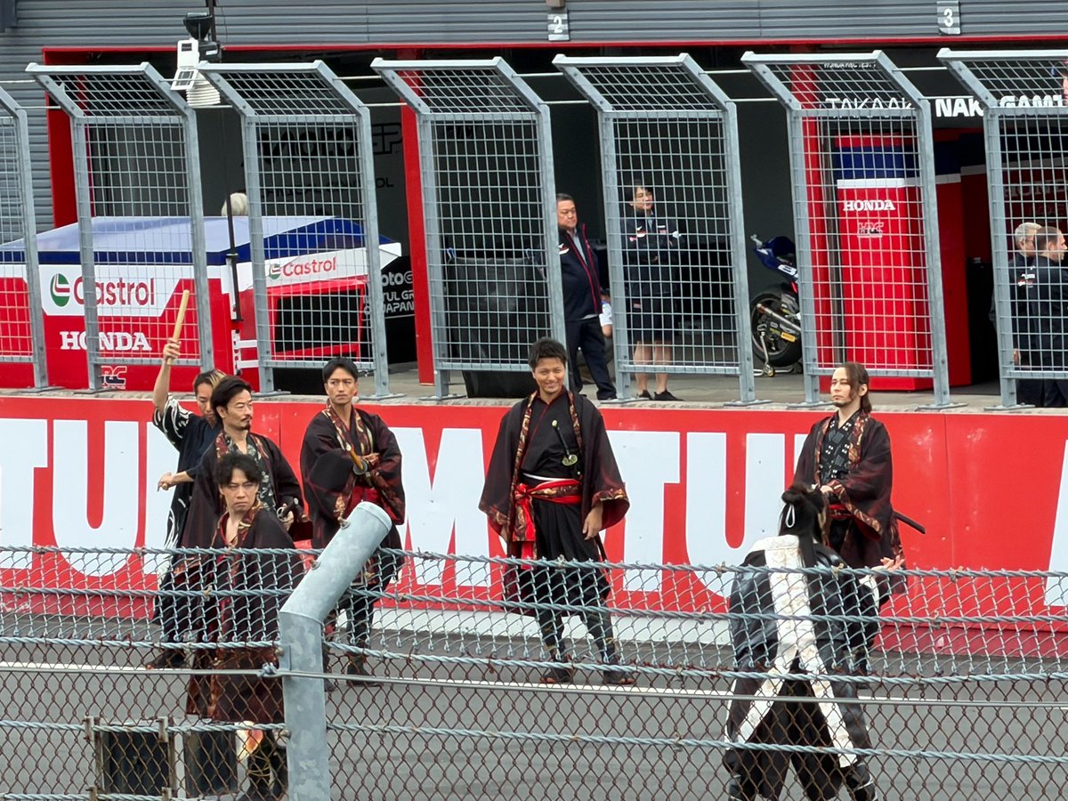 nicchannicchan's tweet photo. #MotoGP
かつて刀を交えた戦友のみなさんと、また今回あたらしくできた仲間の皆さんと
新しい世界で殺陣をする事ができて、本当に貴重な経験でした。
爆音の排気音に感動。ご縁に感謝です。ありがとうございました！
28分20秒頃から少し映ってます！
https://t.co/cdqvkxsHeg

#刀屋壱
#JapaneseGP🇯🇵 https://t.co/gDNGN7jygd
