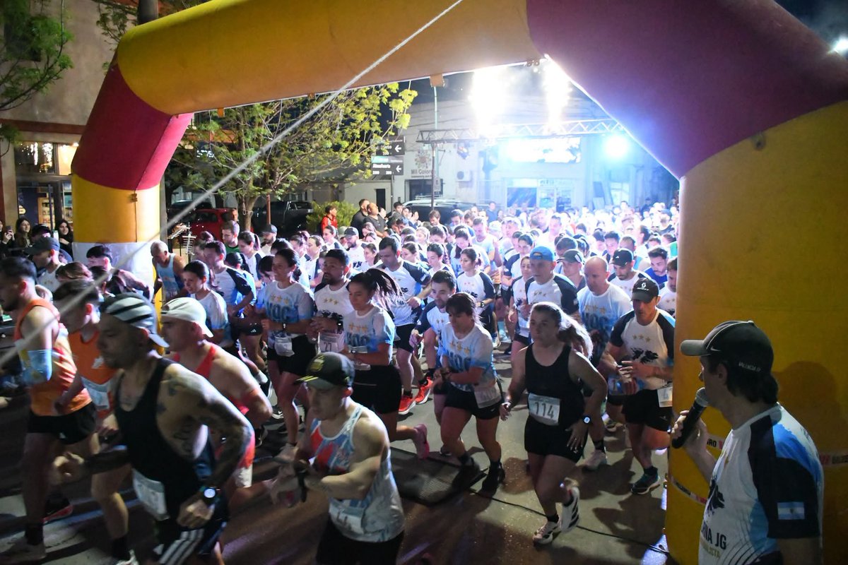 MuniChivilcoy's tweet photo. ÉXITO TOTAL EN LA 3ª EDICIÓN DE LA NOCTURNA JG! 🏃‍♂️🏃‍♀️🇦🇷

​Con una gran convocatoria de atletas y vecinos que se acercaron a alentar y disfrutar de una noche deportiva increíble en la Plaza Belgrano, se llevó a cabo la 3ª Edición - 2026 de la Nocturna JG "Edición Mundialista".  

​En esta jornada especial, con el acompañamiento de toda la comunidad, se corrieron las dos modalidades de 5K y 10K, rindiendo un emotivo y merecido homenaje a nuestros Héroes y Veteranos de Malvinas.  

​¡Muchas gracias a todos los corredores, familias y vecinos por ser parte de este evento y hacer de esta fiesta del deporte un momento inolvidable! 🙌✨
​
#NocturnaJG #Chivilcoy #Deporte #5K #10K #MalvinasArgentinas #comunidad