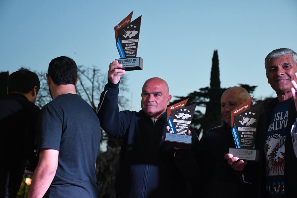 MuniChivilcoy's tweet photo. ÉXITO TOTAL EN LA 3ª EDICIÓN DE LA NOCTURNA JG! 🏃‍♂️🏃‍♀️🇦🇷

​Con una gran convocatoria de atletas y vecinos que se acercaron a alentar y disfrutar de una noche deportiva increíble en la Plaza Belgrano, se llevó a cabo la 3ª Edición - 2026 de la Nocturna JG "Edición Mundialista".  

​En esta jornada especial, con el acompañamiento de toda la comunidad, se corrieron las dos modalidades de 5K y 10K, rindiendo un emotivo y merecido homenaje a nuestros Héroes y Veteranos de Malvinas.  

​¡Muchas gracias a todos los corredores, familias y vecinos por ser parte de este evento y hacer de esta fiesta del deporte un momento inolvidable! 🙌✨
​
#NocturnaJG #Chivilcoy #Deporte #5K #10K #MalvinasArgentinas #comunidad
