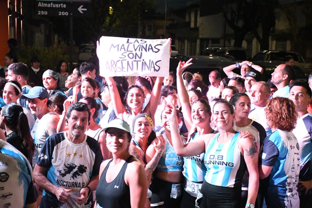 MuniChivilcoy's tweet photo. ÉXITO TOTAL EN LA 3ª EDICIÓN DE LA NOCTURNA JG! 🏃‍♂️🏃‍♀️🇦🇷

​Con una gran convocatoria de atletas y vecinos que se acercaron a alentar y disfrutar de una noche deportiva increíble en la Plaza Belgrano, se llevó a cabo la 3ª Edición - 2026 de la Nocturna JG "Edición Mundialista".  

​En esta jornada especial, con el acompañamiento de toda la comunidad, se corrieron las dos modalidades de 5K y 10K, rindiendo un emotivo y merecido homenaje a nuestros Héroes y Veteranos de Malvinas.  

​¡Muchas gracias a todos los corredores, familias y vecinos por ser parte de este evento y hacer de esta fiesta del deporte un momento inolvidable! 🙌✨
​
#NocturnaJG #Chivilcoy #Deporte #5K #10K #MalvinasArgentinas #comunidad