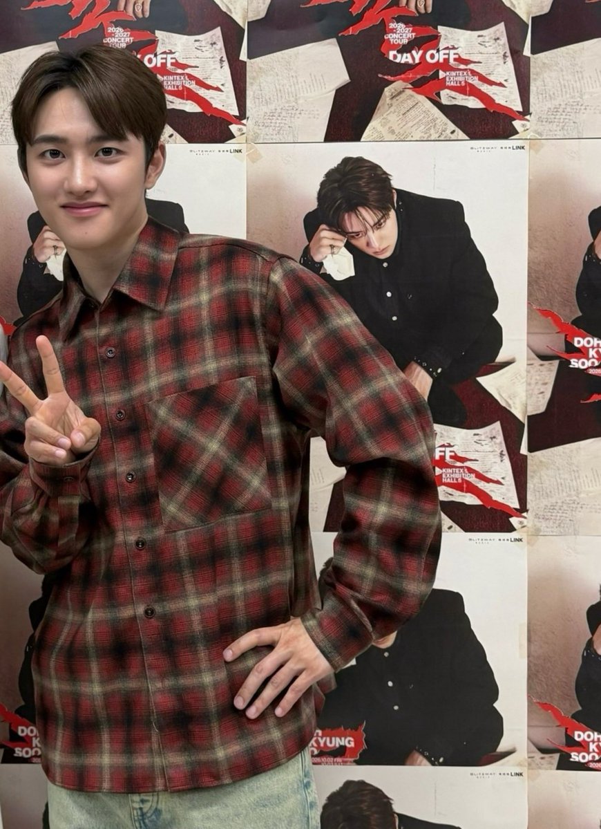 do_dyasoo's tweet photo. kyungsoo day 2 tanpa jaket wolf dan iket kepala ganteeengg bgtttt 😭😭😭 pas pake outfit wolf (kemeja kotak-kotak, jaket item, dan iket kepala) keliatan imut bgt soalnya 😭🤏🏻 https://t.co/JNGlVMYbbP