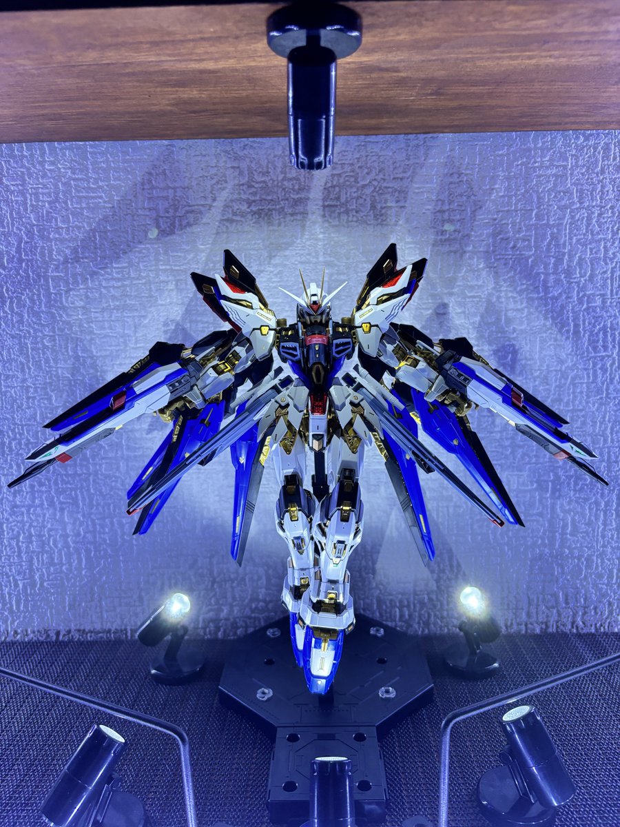KZHD00's tweet photo. MGEX 1/100 
ストライクフリーダムガンダム２体目
前回のが光の翼つけたら重さに耐えれなくて棚から落ちて破損してしまった記憶が😭
今回は慎重に😀 https://t.co/976kdKmFhz