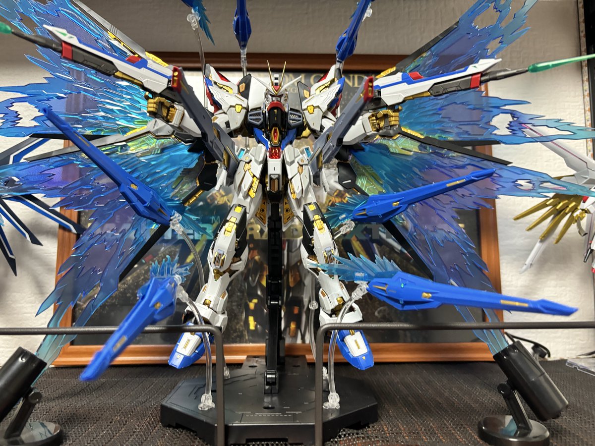 KZHD00's tweet photo. MGEX 1/100 
ストライクフリーダムガンダム２体目
前回のが光の翼つけたら重さに耐えれなくて棚から落ちて破損してしまった記憶が😭
今回は慎重に😀 https://t.co/976kdKmFhz