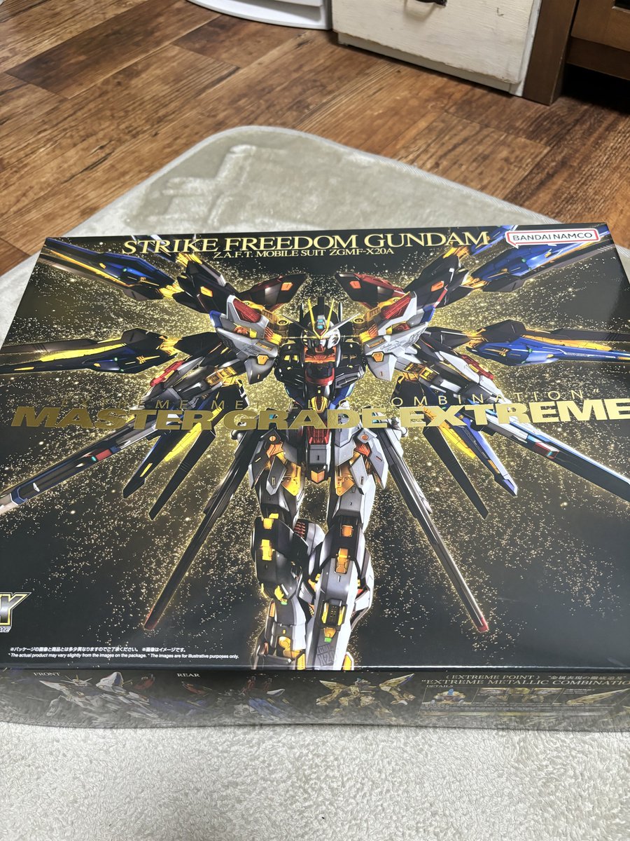 KZHD00's tweet photo. MGEX 1/100 
ストライクフリーダムガンダム２体目
前回のが光の翼つけたら重さに耐えれなくて棚から落ちて破損してしまった記憶が😭
今回は慎重に😀 https://t.co/976kdKmFhz