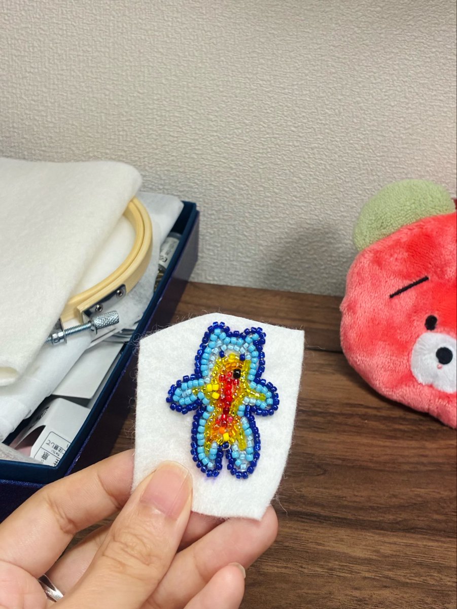 taneillust's tweet photo. 最近はビーズ刺繍に手を出しはじめました！黙々と作業するの楽しい！
自己流行き当たりばったりでやり始めてしまってるので、基礎を学びたい所存。 https://t.co/WBDXzli0vD