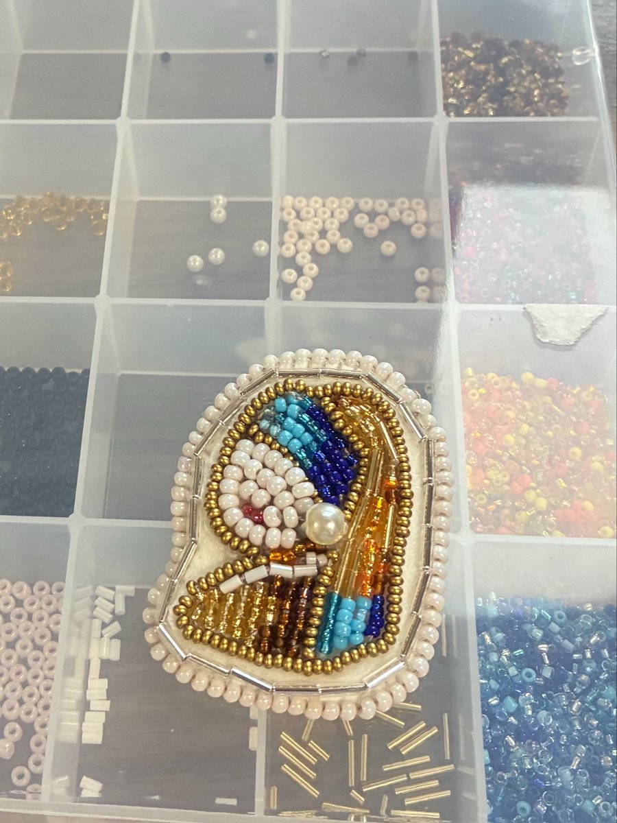 taneillust's tweet photo. 最近はビーズ刺繍に手を出しはじめました！黙々と作業するの楽しい！
自己流行き当たりばったりでやり始めてしまってるので、基礎を学びたい所存。 https://t.co/WBDXzli0vD