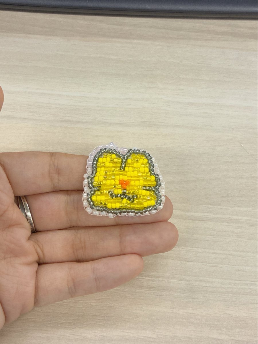 taneillust's tweet photo. 最近はビーズ刺繍に手を出しはじめました！黙々と作業するの楽しい！
自己流行き当たりばったりでやり始めてしまってるので、基礎を学びたい所存。 https://t.co/WBDXzli0vD