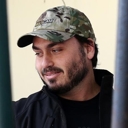 vamosdireita's tweet photo. Um homem tranquilo, foi lá em Santa Catarina, venceu uma eleição para o senado e agora vai trabalhar.

@CarlosBolsonaro, você é merecedor de tudo de bom em sua vida. Parabéns! https://t.co/5dzSIctPE8