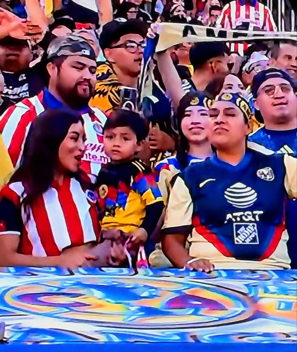 heeyitsmeB's tweet photo. Mi hijo me sale con esta pendejada y en ese momento lo doy en adopción alv. Puro pinche chivas https://t.co/i1odXd9ibi