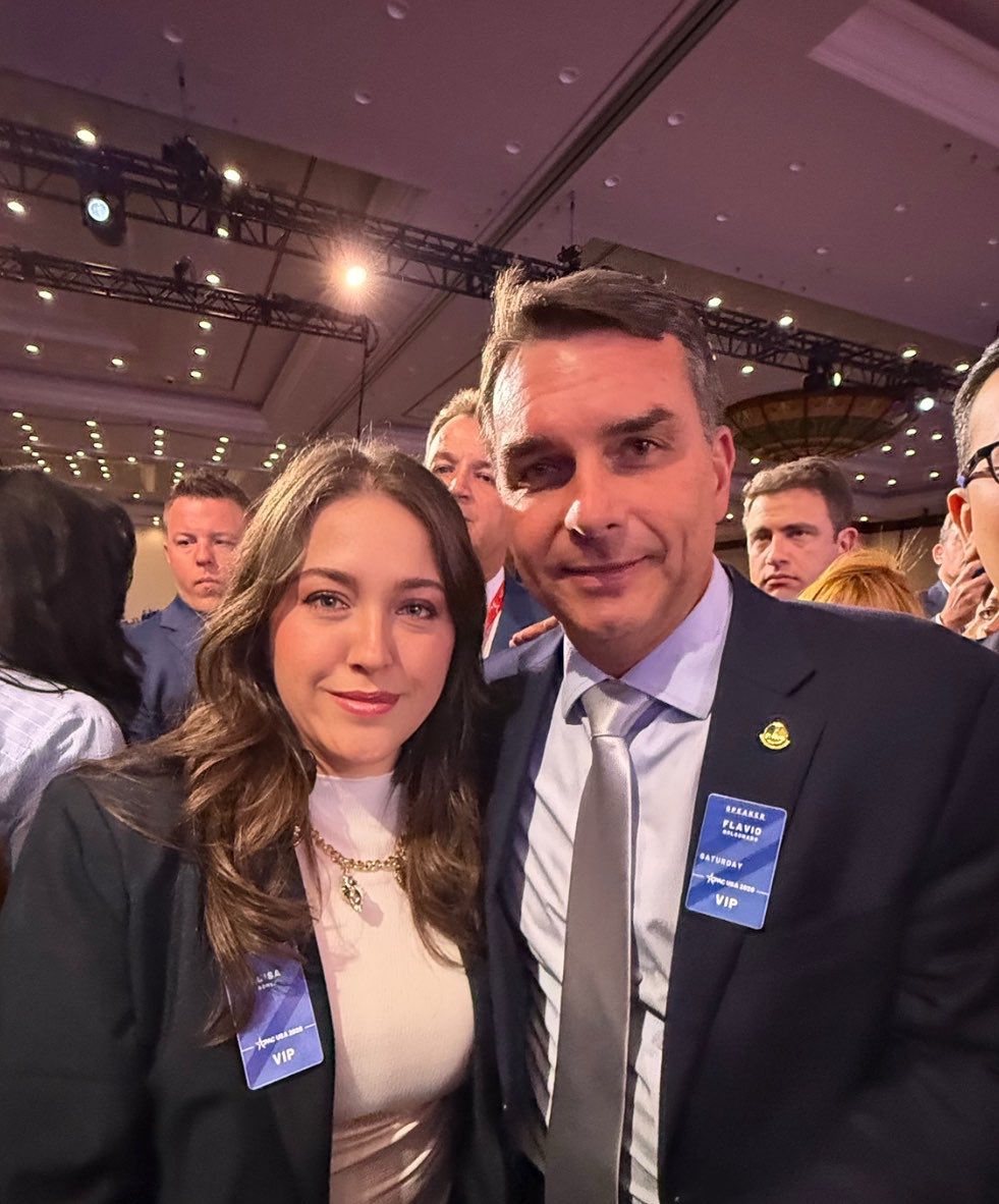 Lupeins's tweet photo. Este año en CPAC Dallas, conocí al presidente @FlavioBolsonaro, que será ratificado en las urnas, en la segunda vuelta. 

#EleccionesBrasil 🇧🇷 https://t.co/CVRI9AZF7g