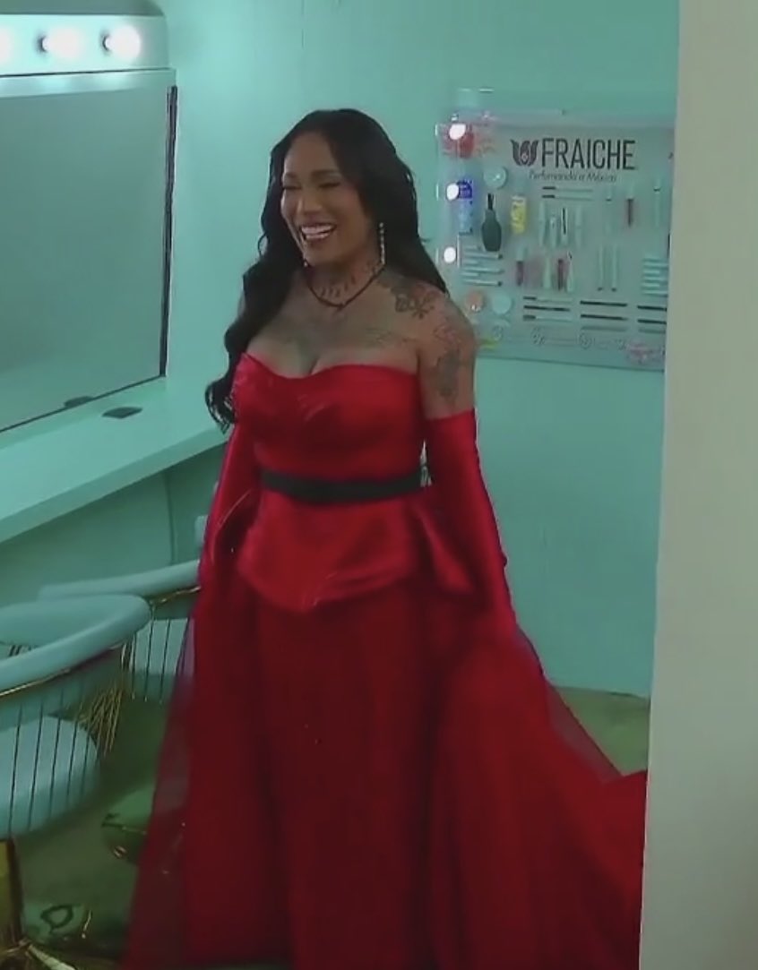 NapQueeen24's tweet photo. Ya está lista nuestra ganadora. Que hermoso vestido 

KARI APAGA LAS LUCES

#KarinaGanadora
#LaCasaDeLosFamososMx https://t.co/WD2f9ya5Bx