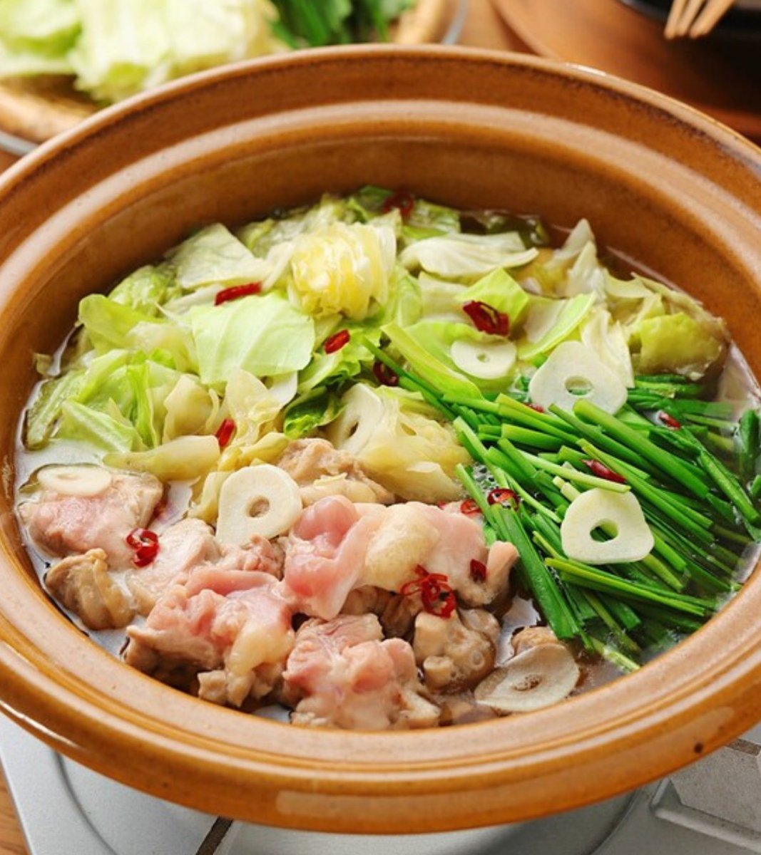 foodistnote's tweet photo. 今日は10分でできる「鶏肉とキャベツのうま鍋」いかがですか？
やさしい味つけで、白菜やもやし、つくねや餃子にも合う万能なつゆです。〆はラーメン、うどん、雑炊などお好みで。急に冷え込む日にもぴったりなあったかお鍋です。 https://t.co/e6rDHVkbvp