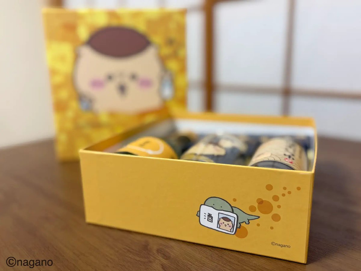 chiikawa_goods's tweet photo. 【ちいかわ 日本酒とお出汁のだし割りセット】

日本酒・濃縮つゆ・くりまんじゅうデザインの専用カップがセット🍶
 
箱のサイドには、くりまんじゅうにとって忘れられない、にっくき“アイツ”の姿が……！

📅10/5(月)予約開始
 
https://t.co/nSGLKKla7W https://t.co/jn7O1NUGia