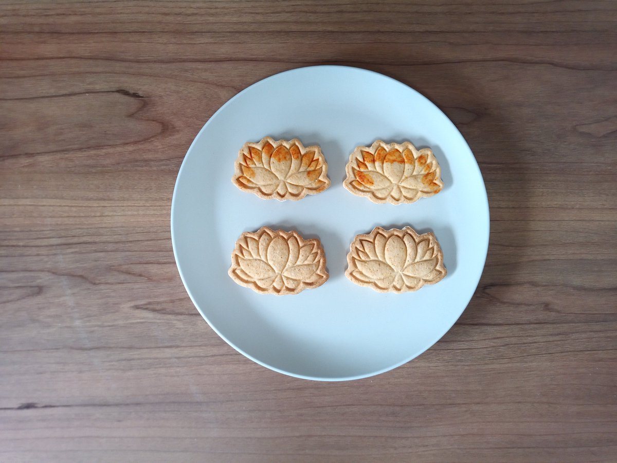 magunekoko's tweet photo. 作品作りに並行して焼き菓子の試作。
今回は、スパイスクッキーを作ってみました。
1種類スパイスを追加してみたら前回より色良く焼けました。

色付けしたバージョンとそのまま焼いたバージョン。
シンプルに色付け無しの方がいいかも🤔

#お菓子作り
#焼き菓子 https://t.co/qIb3wvzqb7
