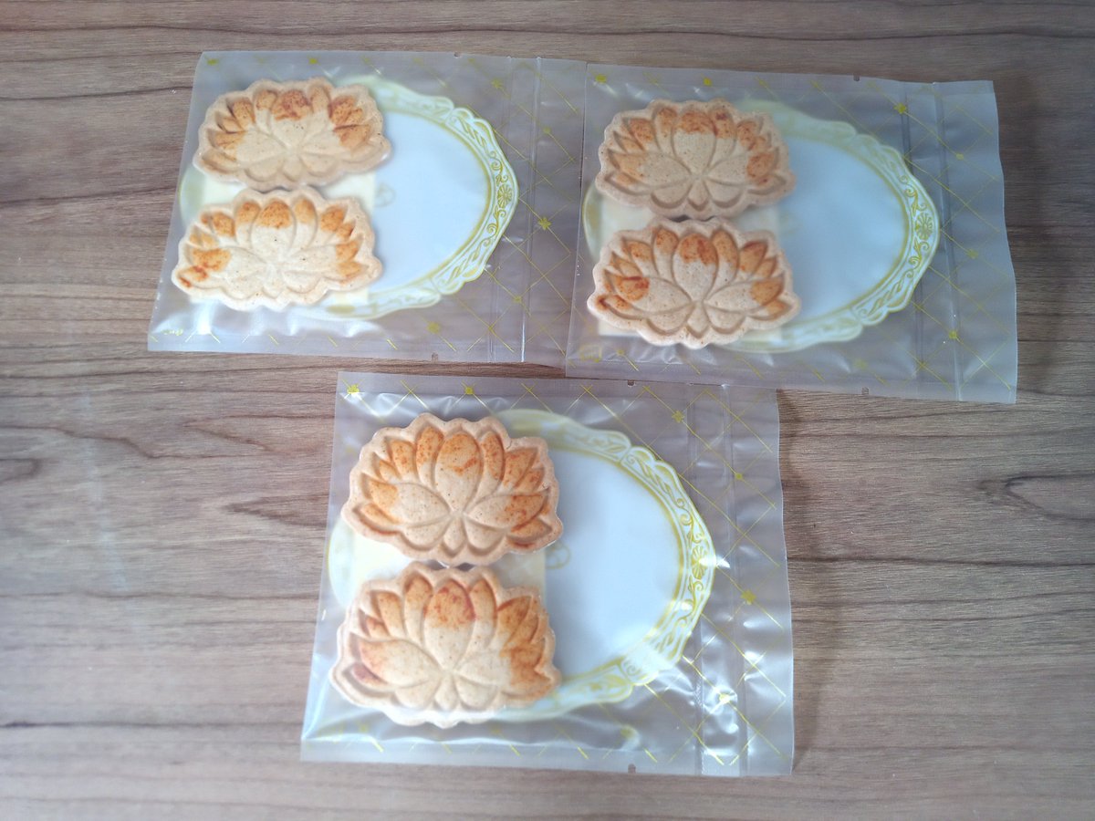 magunekoko's tweet photo. 作品作りに並行して焼き菓子の試作。
今回は、スパイスクッキーを作ってみました。
1種類スパイスを追加してみたら前回より色良く焼けました。

色付けしたバージョンとそのまま焼いたバージョン。
シンプルに色付け無しの方がいいかも🤔

#お菓子作り
#焼き菓子 https://t.co/qIb3wvzqb7