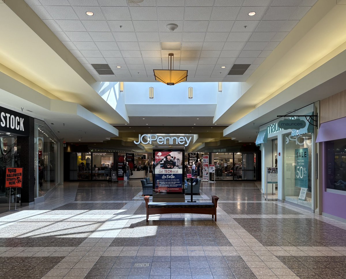 JoshLipnik's tweet photo. Fox River Mall
Appleton, WI https://t.co/oOFb24bwTs
