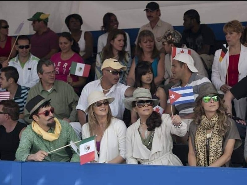 kingdomtekila's tweet photo. La casualidad y el destino queriendo decirnos algo....esa bandera Queen 🤭😅

#parejatekila #victoriaruffo #cesarevora https://t.co/e9xsVjEB95