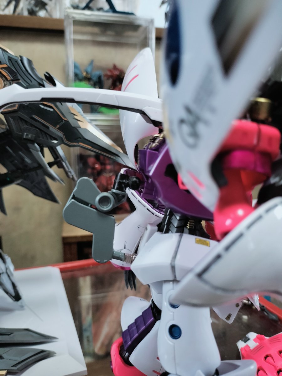 Ryu20231's tweet photo. MGキュベレイアンベリールにHGハシュマルをプラウドディフェンダーの様に装備させて超強襲型MSにする計画始めました(笑)

今はハシュマル側を改造して羽の開閉式、簡易的に接続出来るところまで弄りました🤔

補強をどうするか思案中…

…しかしナイチンゲールよりデカくなりそうです😅 https://t.co/m8xvJmg9Cz