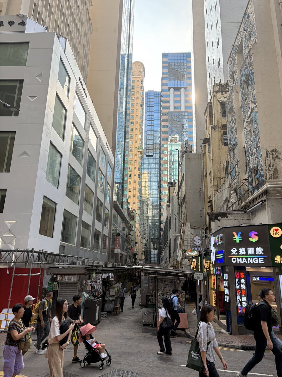 zhao61047's tweet photo. 全世界还有比香港更割裂的城市吗？
繁华和破败对比如此强烈，以至于你无法形容这座城市。 https://t.co/7IWK9SqBog