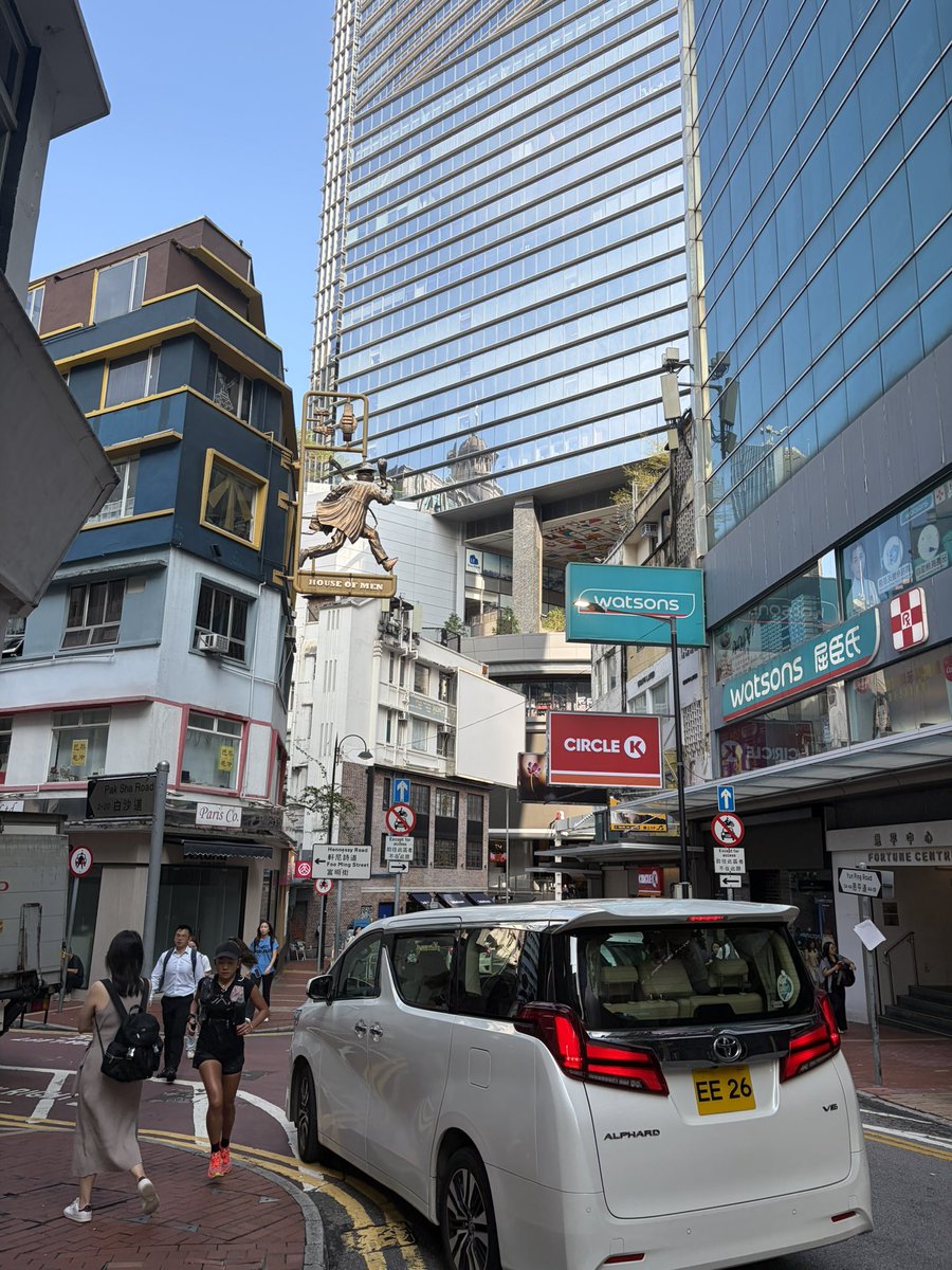 zhao61047's tweet photo. 全世界还有比香港更割裂的城市吗？
繁华和破败对比如此强烈，以至于你无法形容这座城市。 https://t.co/7IWK9SqBog