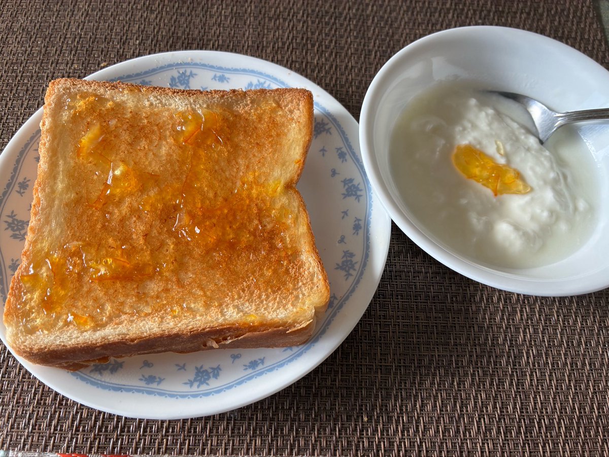 Rimozxcv's tweet photo. おはようございます☀

本日の朝ごはん🥞
マーマレードトースト🍞
ヨーグルト🥣

ジャムを買っちゃうと続くよね。
つぎは何ジャム買おうかな〜🍓

#朝ごはん　#ト���スト　#パン https://t.co/Y9DQ2Zo2xL