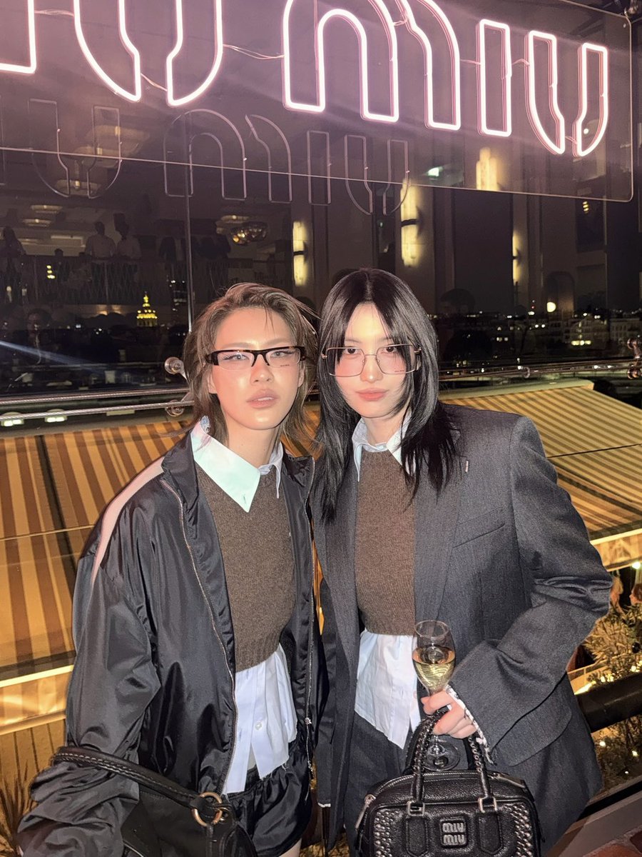 chaengsthetic's tweet photo. at this point emi and momo are like this 🤞🙂‍↕️ https://t.co/GCYA3pgNHl