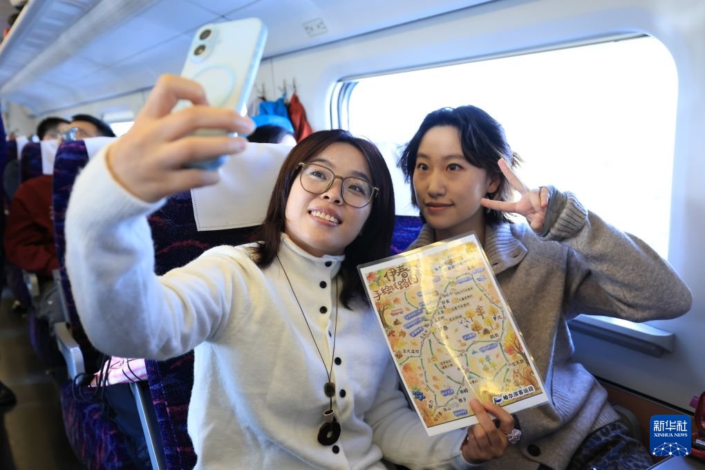 PDChinese's tweet photo. 【中國最北高鐵迎來國慶黃金周】9月28日正式通車運營的中國緯度最高的高速鐵路——位於黑龍江省的哈爾濱至伊春高速鐵路，迎來首個國慶假期。據中國鐵路哈爾濱局集團有限公司統計，截至10月3日，哈伊高鐵累計運送旅客超10萬人次；其中10月1日至3日運送旅客超6萬人次。 https://t.co/8ebbbyXAYF