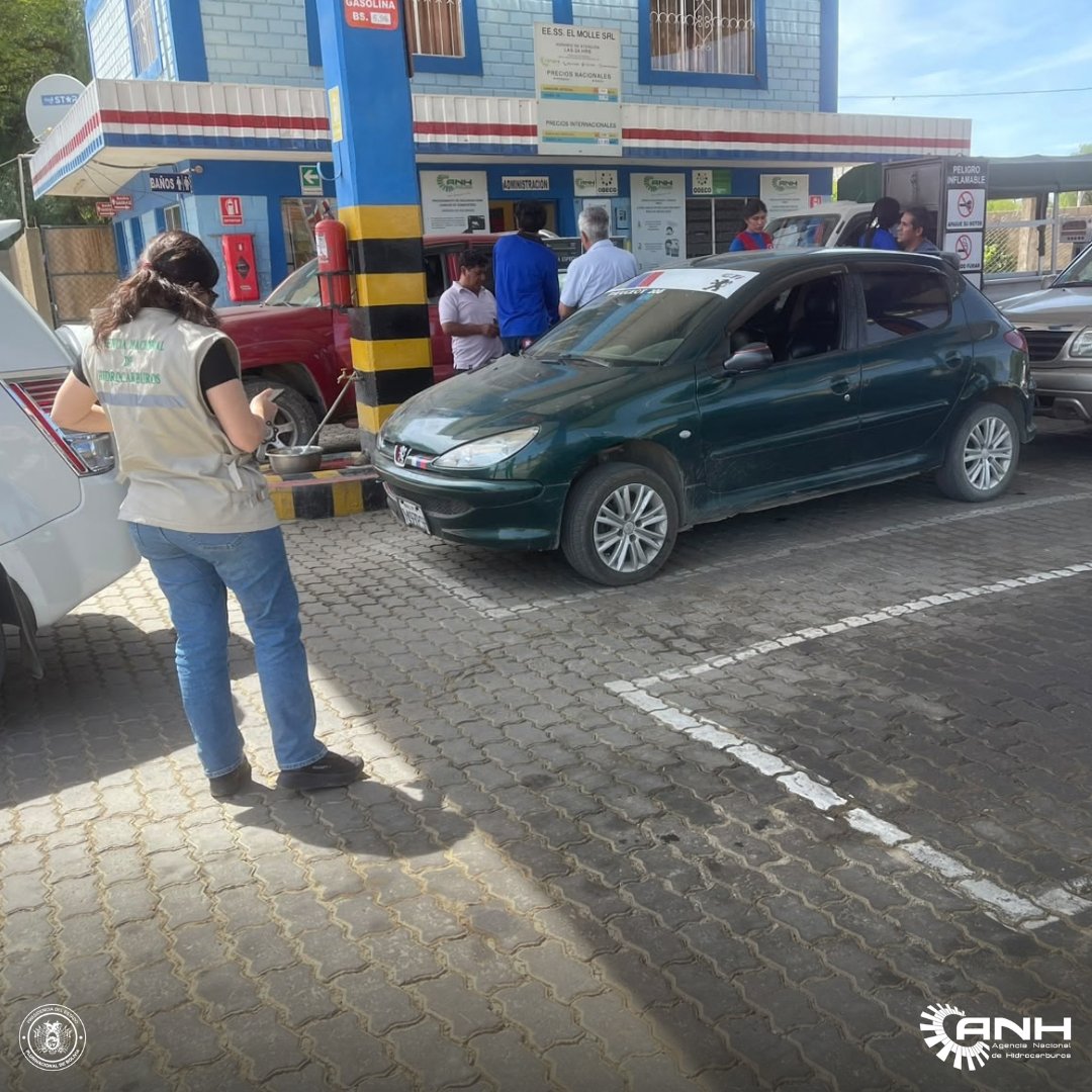 AnhBolivia's tweet photo. La ANH intensifica los controles para fortalecer el abastecimiento de #gasolina en #Tarija.
Durante el fin de semana, la Dirección Distrital Tarija reforzó los operativos en estaciones de servicio, en coordinación con la Policía Boliviana y con apoyo de YPFB.
#SiempreBolivia https://t.co/pwL34v5oud