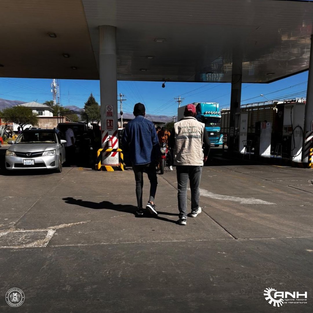 AnhBolivia's tweet photo. La ANH intensifica los controles para fortalecer el abastecimiento de #gasolina en #Tarija.
Durante el fin de semana, la Dirección Distrital Tarija reforzó los operativos en estaciones de servicio, en coordinación con la Policía Boliviana y con apoyo de YPFB.
#SiempreBolivia https://t.co/pwL34v5oud
