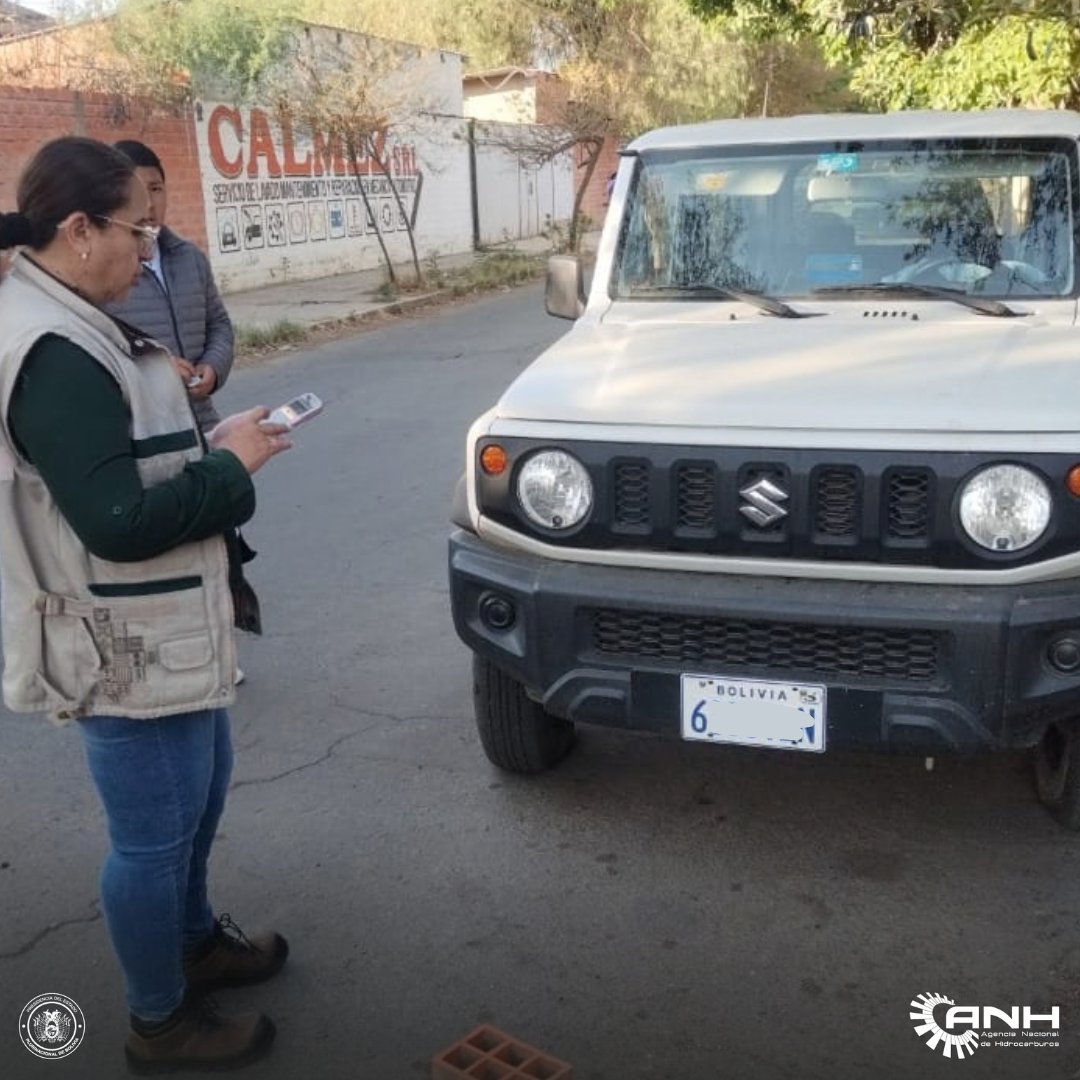 AnhBolivia's tweet photo. La ANH intensifica los controles para fortalecer el abastecimiento de #gasolina en #Tarija.
Durante el fin de semana, la Dirección Distrital Tarija reforzó los operativos en estaciones de servicio, en coordinación con la Policía Boliviana y con apoyo de YPFB.
#SiempreBolivia https://t.co/pwL34v5oud