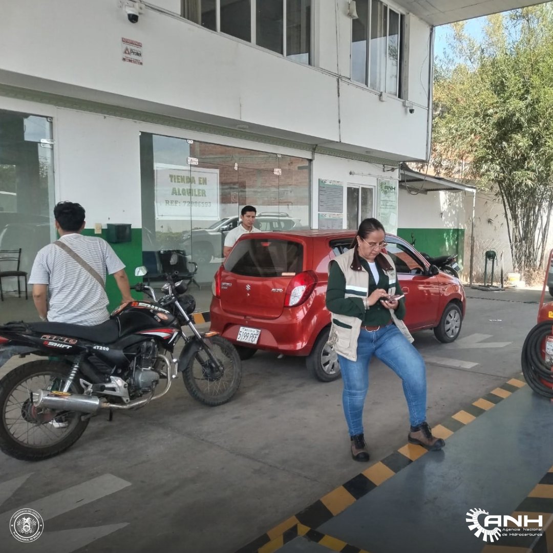 AnhBolivia's tweet photo. La ANH intensifica los controles para fortalecer el abastecimiento de #gasolina en #Tarija.
Durante el fin de semana, la Dirección Distrital Tarija reforzó los operativos en estaciones de servicio, en coordinación con la Policía Boliviana y con apoyo de YPFB.
#SiempreBolivia https://t.co/pwL34v5oud