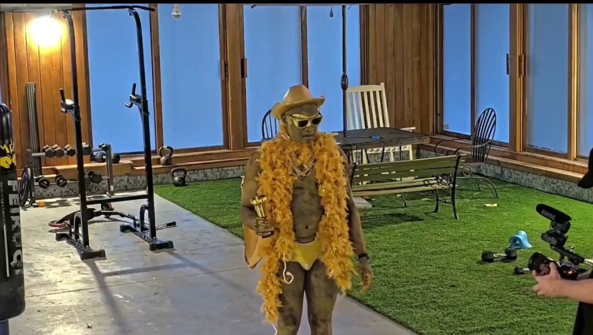 elohsza's tweet photo. @BurtBronx Do a dancing with the (stream) stars show except only gay queer male dating show vibes W Big BB Bro Burt https://t.co/f2a5O6XPet