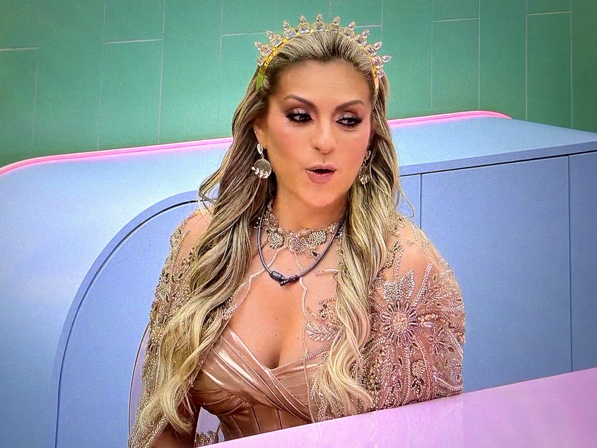 PollitoDeFrente's tweet photo. Mariana se ve hoy como la reina que es, se ve divina, espectacular! 
Qué mujer!!!!👑🤯✨

HOY GANA MARIANA
#LaCasaDeLosFamososMx https://t.co/Y0RJOT15b0