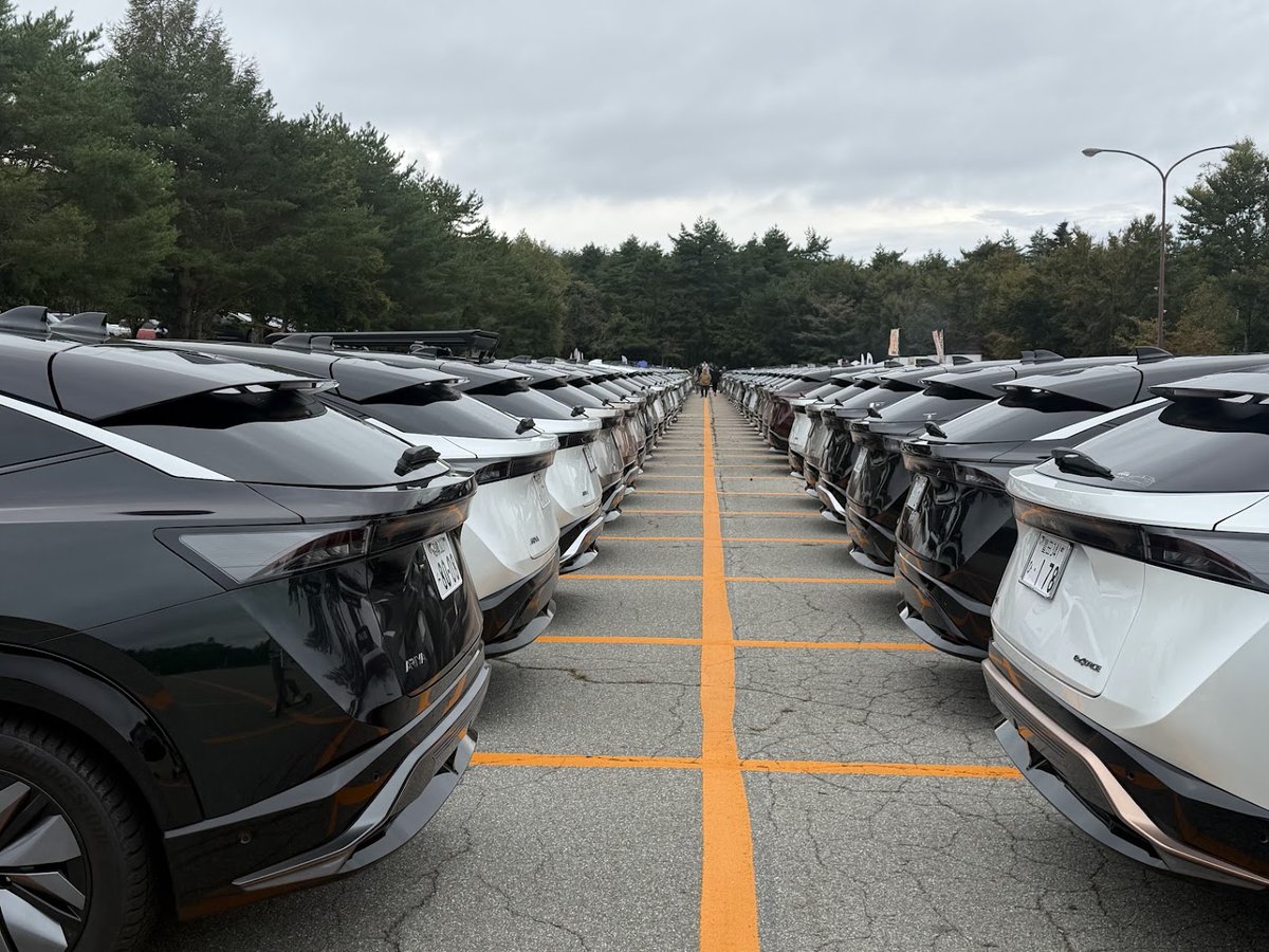 ev_gohan's tweet photo. 日曜日は「日産EVオーナーズミーティング」に参加してきました！
メーカー/車種の壁を越えて総勢170台��のEVが集まる大イベントでした。
参加者は熱いが富士は寒かった(;^_^A
#日産EV #AOCJ
＃MSI
＃EZgo https://t.co/ZpbqR42Mpt