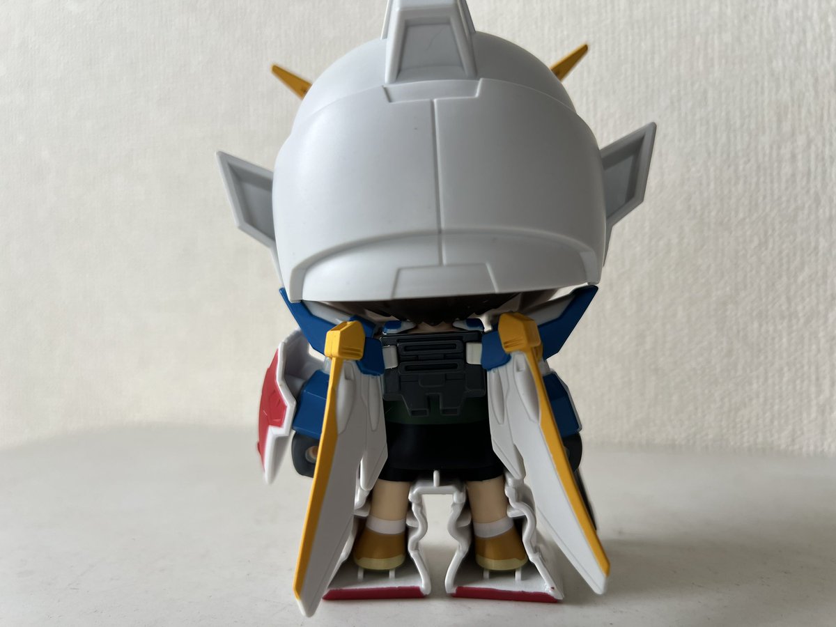 kuugachannel's tweet photo. 令和によみがえるガンダムクロス‼︎
ちょっと思ってたんと違ったけど、ヒイロかわいいし、ウイングの顔しっかりイケメンだし、デュオも出るしで買っちったー。
色々惜しい所はあるけど、個人的にはこれはアリかなー。なぜGガンを出さないのかw
あー、困りますお客様、背後からは見ないでくださいぃーw https://t.co/5IiGouL61R