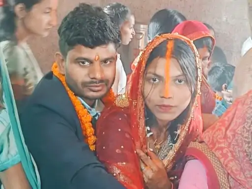 magadh_updates's tweet photo. अगर Alimony आतंकवाद है, तो दहेज उससे भी बड़ा आतंकवाद है। 
यह कुशेस्वर महतो है।
यह चूतिया ग्रुप-डी की नौकरी करता है।
उसे अपनी नौकरी का इतना घमंड था कि उसने अपनी पत्नी की हत्या कर दी, क्योंकि उसे दहेज में 40 लाख रुपये की मांग के बदले सिर्फ़ 30 लाख रुपये मिले थे। उनकी शादी को अभी छह महीने ही हुए थे। 

कोई ऐसा कैसे कर सकता है? बस इसके बारे में सोचकर ही मैं डिप्रेशन में चला जाता हूँ।