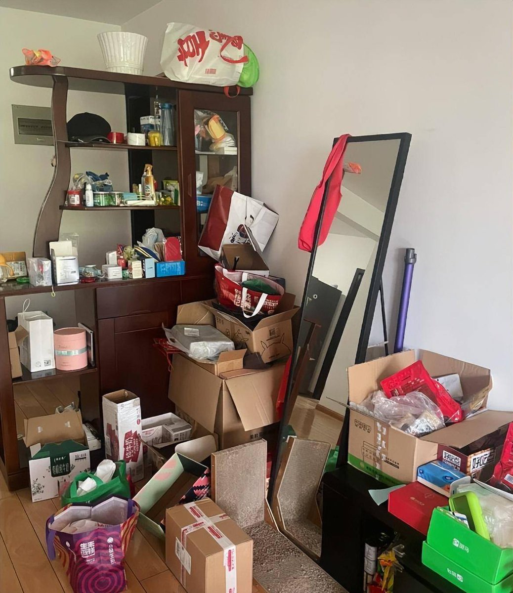 AbigailFos9zrl's tweet photo. My peaceful day was disturbed by messy stuff piled carelessly here and there. https://t.co/qXacjYC6IF