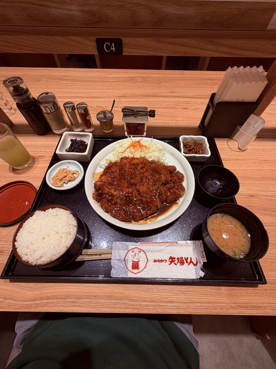 monchi0812's tweet photo. 仙台に戻る前に空港で味噌カツ〜。
初めて名古屋来た時は少し敬遠気味だったけど、今はハマってしまっている🐷

久しぶりの名古屋楽しかった〜🎶
また来たいな〜🎶
次回はひつまぶし食べたいなϵ( 'Θ' )϶

しっかりとRefreshしたから明日からまた仕事頑張らねば✊🏻🌟

 #大原櫻子 https://t.co/colwTvuMJj