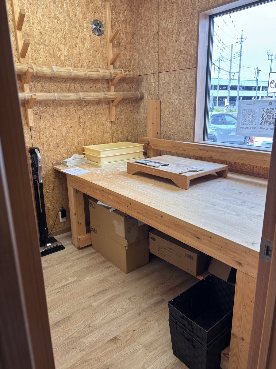 teramin's tweet photo. 麺屋たかひろ＠佐野の塩ラーメン、餃子。

塩味抑えめの優しいスープに胡麻やバラ海苔で完成度をさらに高めている。すっきりしているのでグイグイ飲めて美味しい。
カミさんの醤油ラーメンも出汁にカエシがばっちりキマってて絶品。
雲呑や巨大な餃子も美味しくて大満足。 https://t.co/d0wNrYvj1O