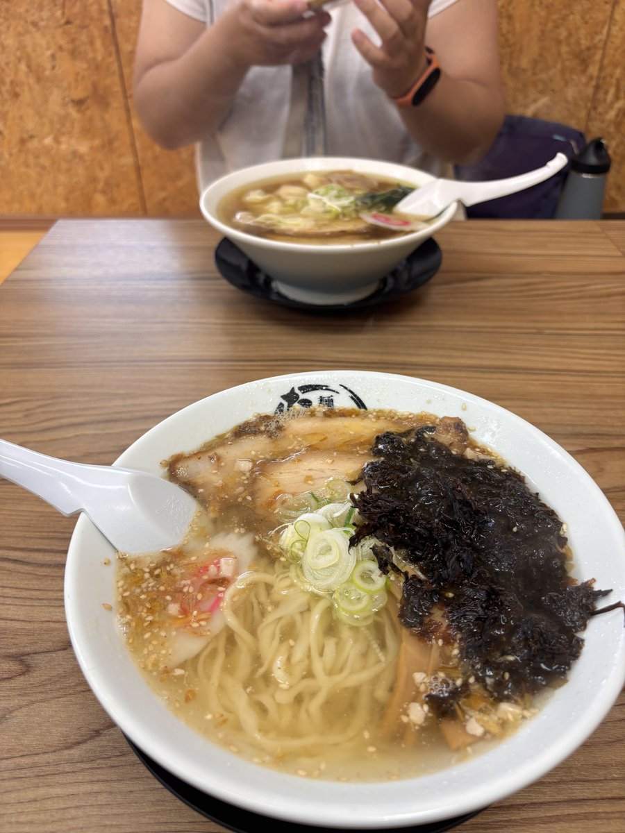 teramin's tweet photo. 麺屋たかひろ＠佐野の塩ラーメン、餃子。

塩味抑えめの優しいスープに胡麻やバラ海苔で完成度をさらに高めている。すっきりしているのでグイグイ飲めて美味しい。
カミさんの醤油ラーメンも出汁にカエシがばっちりキマってて絶品。
雲呑や巨大な餃子も美味しくて大満足。 https://t.co/d0wNrYvj1O