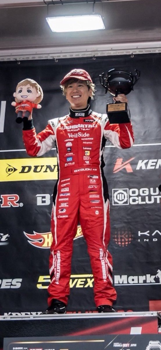 R31HOUSE's tweet photo. 去年、FDJで、かずみがシリーズチャンピオンを獲ったとき、病室で号泣してたひろみちゃん！

ひろみちゃんがその時『コウダイとかずみがFDJで一緒に走ってる姿が見たいから、なんとかして！』言ってきました。

その瞬間、FDJに連絡をして、ひろみちゃんがFDJでかずみとコウダイが走るの見たい言ってますので、FDJに参戦（復帰）させてください！とお願いしました。（そのまま伝えた）

ひろみちゃんの一言から、2026年から、FDJに参戦することが決まりました！

そして一年を戦い、なんと最終戦で、コウダイとかずみは、シリーズチャンピオンを決める戦いをすることに！

さらに、シリーズチャンピオン争いは、最終戦のベスト4までもつれ、コウダイとかずみが直接対決で決めることになりました！

かずみが勝てば、シリーズチャンピオン！コウダイは、かずみに勝って、さらに優勝したら、シリーズチャンピオンという、映画でもこんなストーリーは作れないだろうという展開になりました。

結果、ベスト4は、コウダイが勝利しました。

戦いのあと、かずみは号泣しながら、コウダイの元に来て、、、

次、絶対まけるんじゃねぇぞ！おまえが負けて、俺がシリーズチャンピオンになるとかいらねーから！勝って、チャンピオンになれよ！

それを横で聞いていて、俺は涙がとまりませんでした。

そしてコウダイは、決勝戦で勝ち、シリーズチャンピオンになりました。

ひろみちゃんが亡くなって、もう1年がたちました。

やっとひろみちゃんの夢を叶えてあげることが出来ました。

コウダイとかずみ、本当に素晴らしい戦いをありがとう🥲

FDJは、最高です！

FDJの岩田さん、今村さん、我々をまた迎え入れてくれてありがうございました。

深田さん、山中さん、谷口さん、阿久津さん、運営の皆様、1年間、お疲れ様でした、ありがとうございました。

FDJに参加のすべての選手の皆様、コウダイと戦って頂いて、ありがとうございました。

FDJの愛する沢山のファンの皆様、スポンサーの皆様、ありがとうございました。

運営、選手、ファン、スポンサー、みんなで一丸となってFDJを盛り上げ続けた結果、年々素晴らしい大会になっていっていると実感します！

我々は、2027年も参戦いたします！

FDJは来場されたファンの方と一体になれる、素晴らしい大会です！画面越しに見てた方も、ぜひ来年は現地で、生で観戦していただけるともっと楽しめると思います！

最後になりますが、、、

うちを支えてくれるスポンサー、ファンの皆様、一年間、ありがとうございました！

veilsideの横幕社長、トラスト企画のみーくん、ありがとうございました！

シバタレーシングチームのみんな、一年間お疲れ様でした！

よく頑張りました！

コウダイ、ドリフト上手くなったな！

シリーズチャンピオンおめでとう！

ひろみ監督！

おまえのチームは、最高だ！