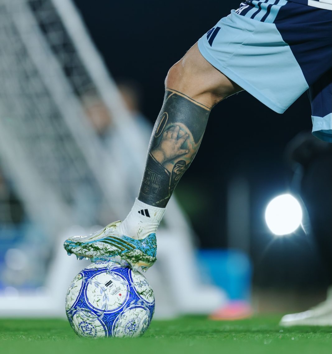 TyCSports's tweet photo. ⚽ "A SUELAS DE TERCIOPELO, DE SU ETERNO GRAN AMOR" ♾️ https://t.co/b2zvfjUSCz