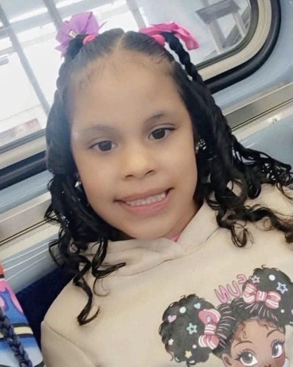 Awake_IL's tweet photo. 7-year-old Eddimar Paola Hernández Chacón was stabbed to death Saturday on a Chatham sidewalk while walking with her older sister during the day.  

Police say the woman who attacked her did not know the child. 

Local court reporting identifies the woman in custody as 48-year-old Shavon D. Gayden, who pleaded guilty in 2024 to aggravated battery of a CTA driver, received probation, picked up later battery charges, and had an active felony warrant after missing court.

As we’ve covered repeatedly, Illinois’ SAFE-T Act limited when people can be held before trial and shifted more decisions to risk assessments and probation. This often backfires. 

She was already under supervision with an outstanding warrant when this happened. Charges are still pending and CPD has not publicly confirmed the name, but the record is in the court files. 

How many more dead bodies like this young girl does @GovPritzker need before the SafeT Act detention and supervision rules get another look?

@JudiciaryGOP