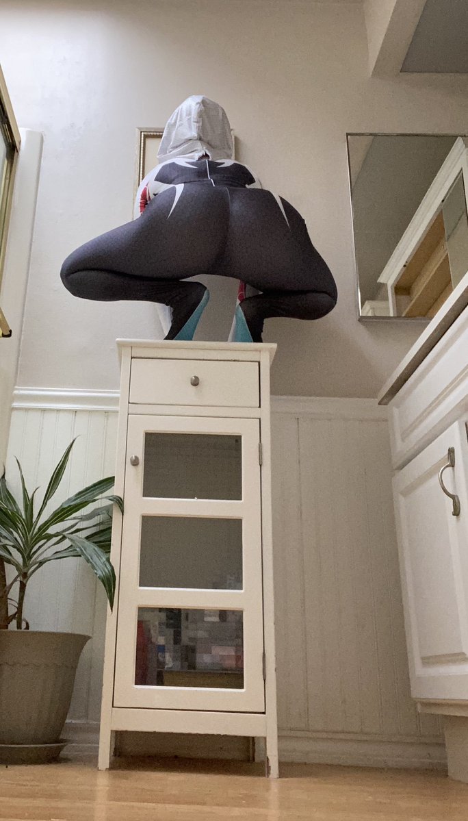 Yuta_Okts_'s tweet photo. 🕸️Mmmh? Oye deberías tener más cuidado al entrar en el baño de una chica , nunca sabes que puede estar haciendo~ 
Pero ya que estás aquí... dime ¿Te gusta lo que ves? 
Puedes ver bien desde esa posición? A juzgar por tu carita , esto sin duda es de tu interés~

#SexRol #LewdRp https://t.co/qTN6AjIxK8